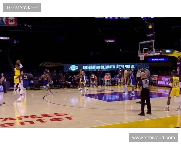 篮球赛快讯聚焦终场绝杀与逆转风云激荡全场热血对决点燃观众激情时刻 - 副本 - 副本 - 副本 (3)